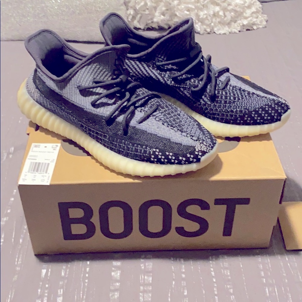 LIKE NEW YEEZY CARBON SIZE 10.5